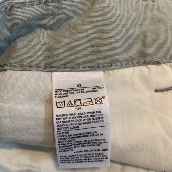 Old Navy Lived-In Straight Cargo Shorts, Size 33, khaki/Light Grey - Picture 2 of 6